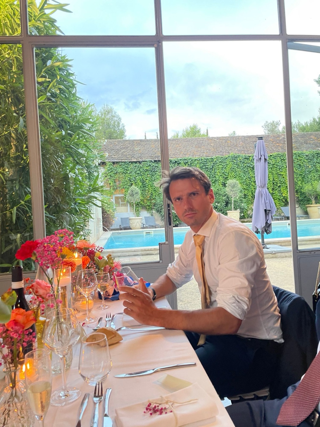À table pendant un mariage, près de la piscine