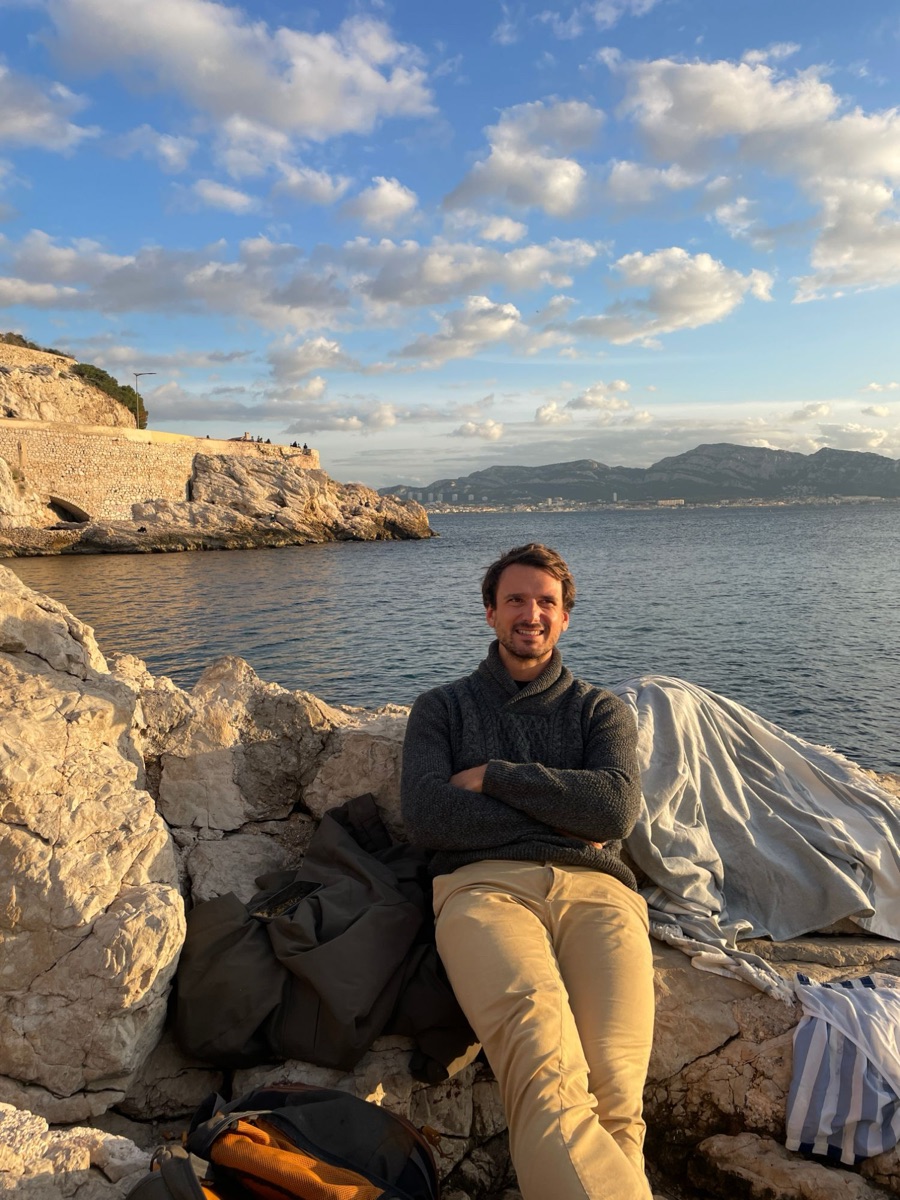 Portrait souriant au bord de la mer